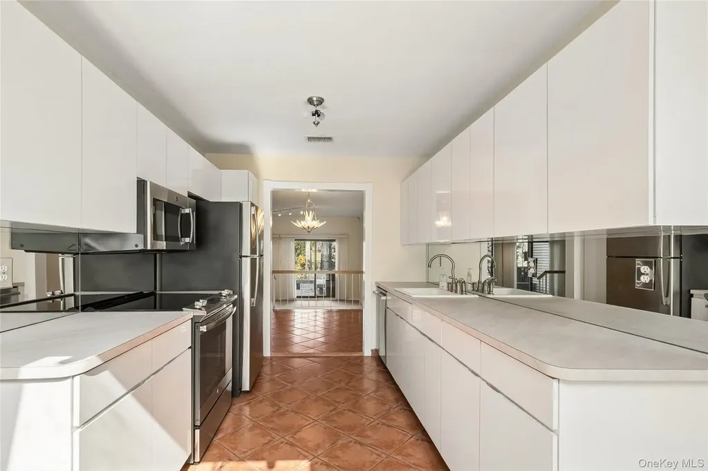 87 Northgate Circle Melville NY 11747