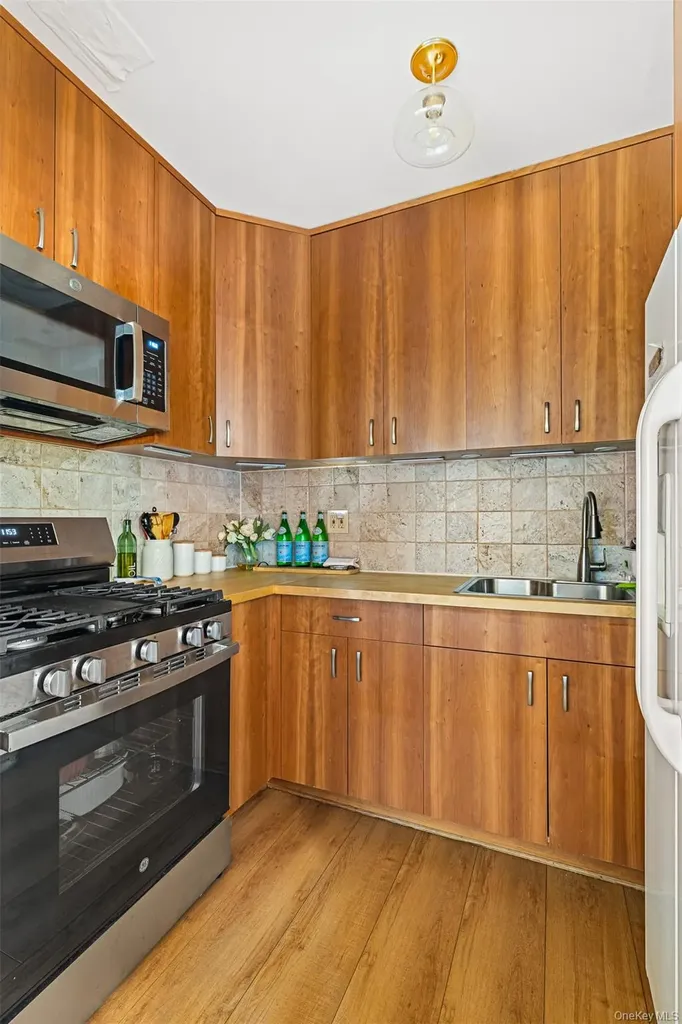 61-20 71 Avenue Ridgewood NY 11385