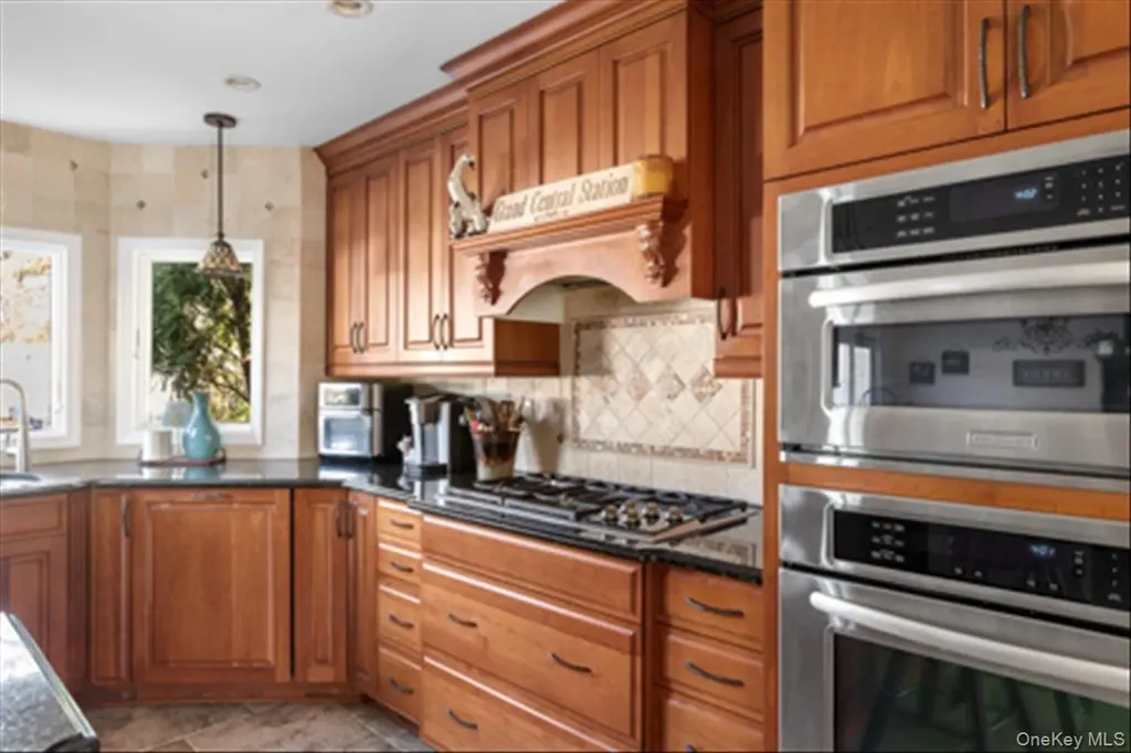 129 Bishop Lane Holbrook NY 11741