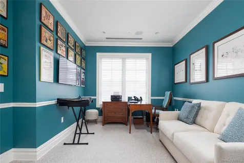 2000 Royal Court North Hills NY 11040