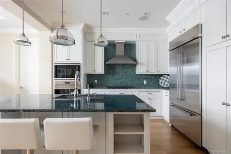 2000 Royal Court North Hills NY 11040