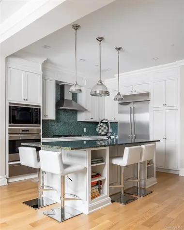 2000 Royal Court North Hills NY 11040