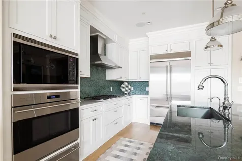 2000 Royal Court North Hills NY 11040