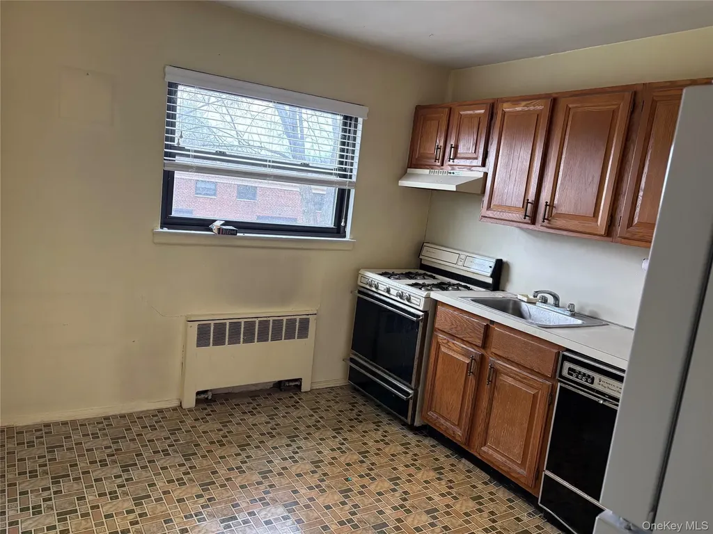74-81 220th Street Bayside NY 11364