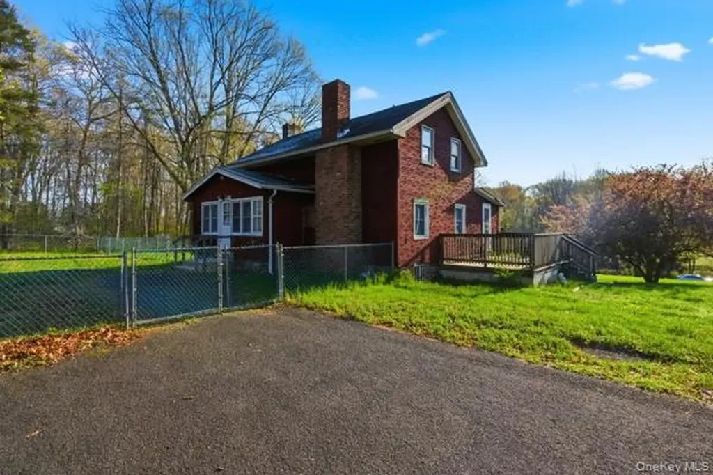 32 Heinsman Lane Wallkill NY 12589