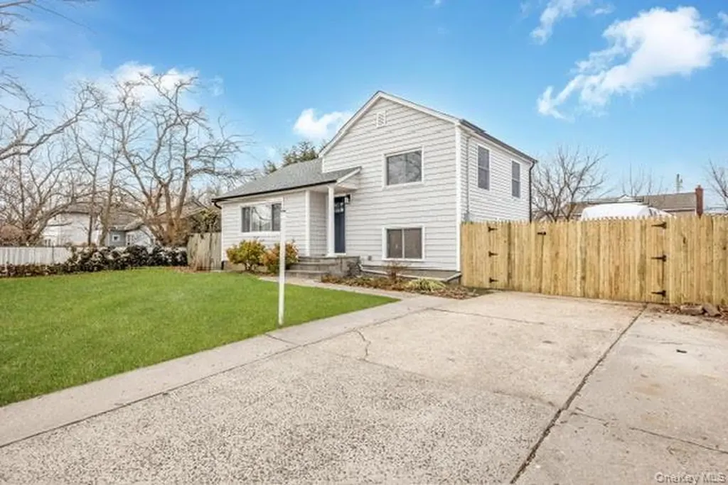 70 E Minerva Road Lindenhurst NY 11757