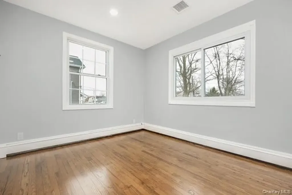 70 E Minerva Road Lindenhurst NY 11757