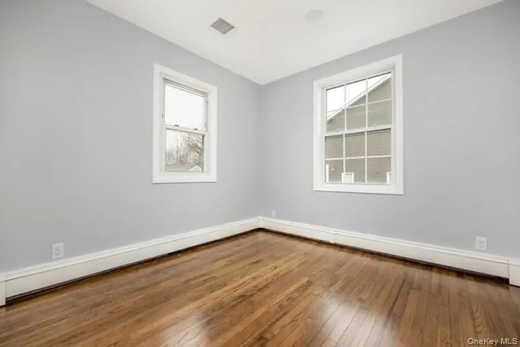 70 E Minerva Road Lindenhurst NY 11757