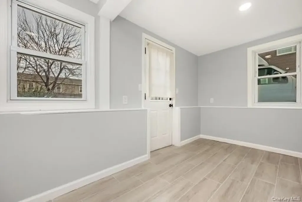 70 E Minerva Road Lindenhurst NY 11757