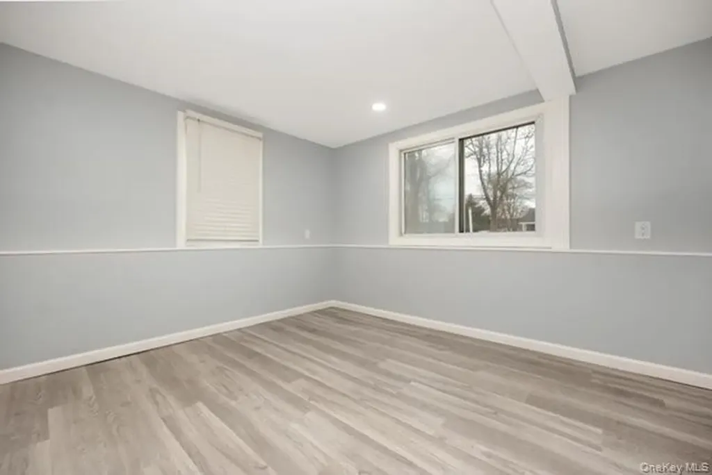 70 E Minerva Road Lindenhurst NY 11757