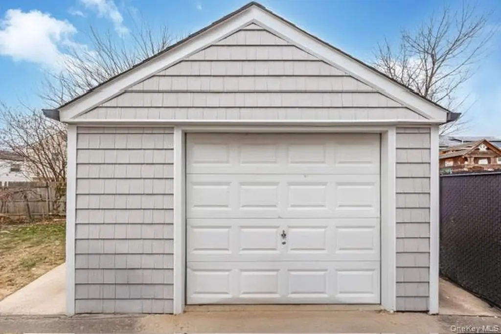 70 E Minerva Road Lindenhurst NY 11757