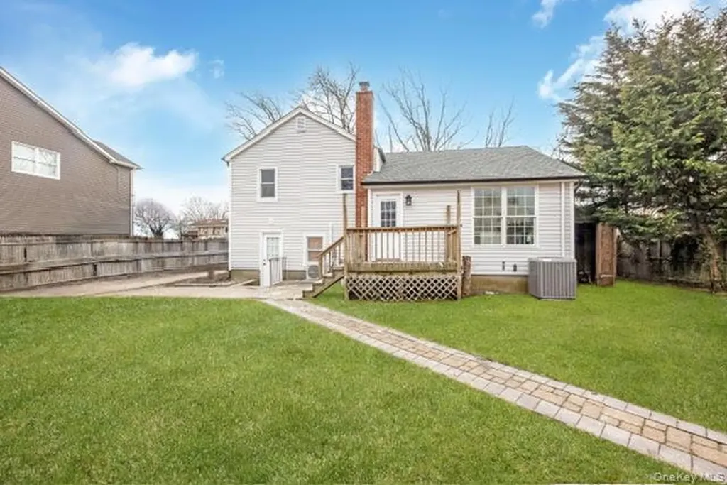 70 E Minerva Road Lindenhurst NY 11757