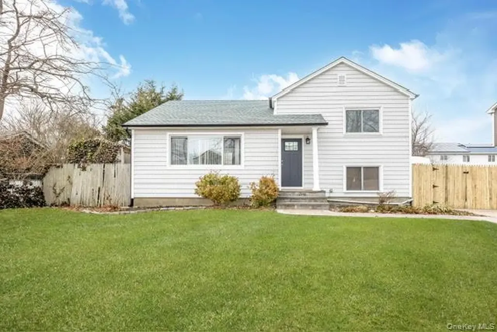 70 E Minerva Road Lindenhurst NY 11757