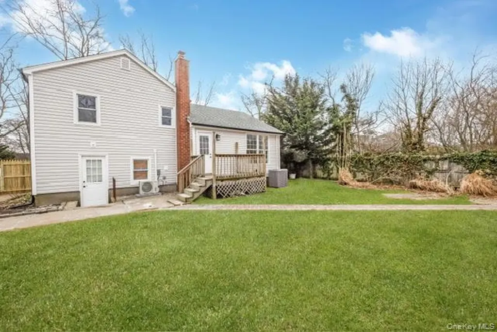 70 E Minerva Road Lindenhurst NY 11757