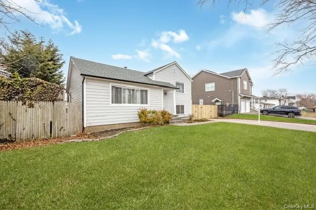 70 E Minerva Road Lindenhurst NY 11757