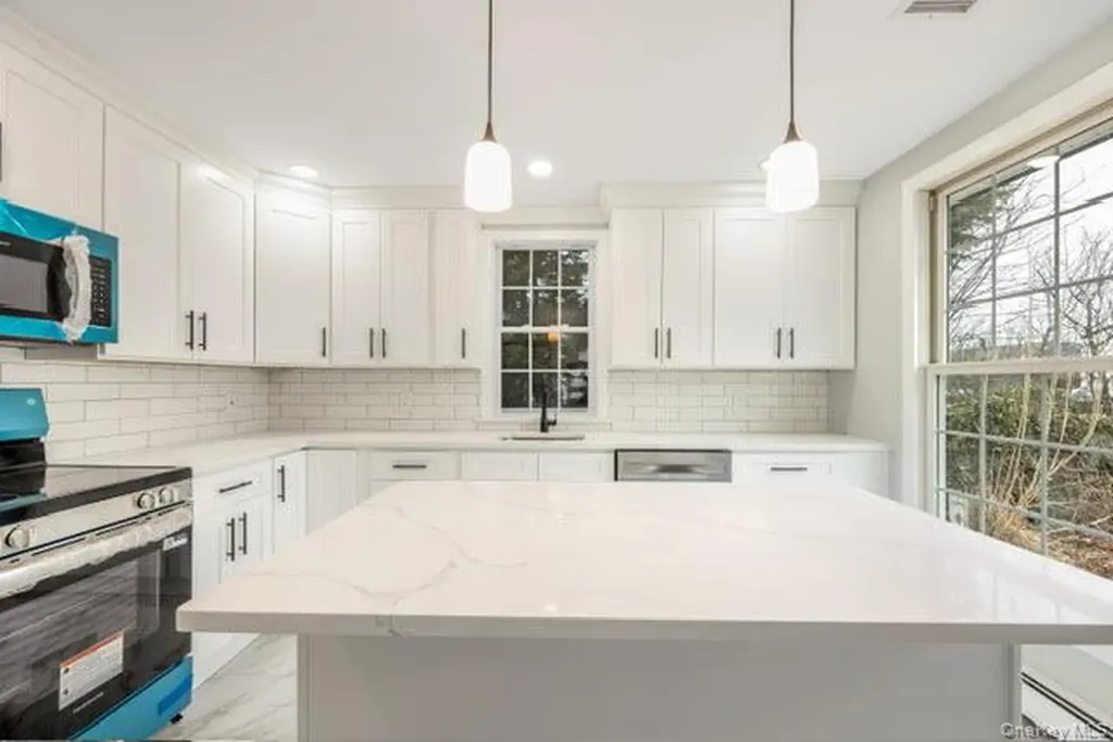 70 E Minerva Road Lindenhurst NY 11757
