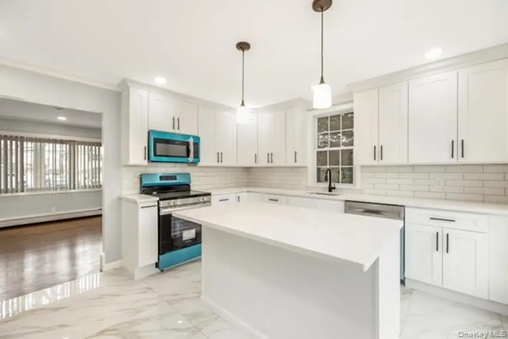 70 E Minerva Road Lindenhurst NY 11757