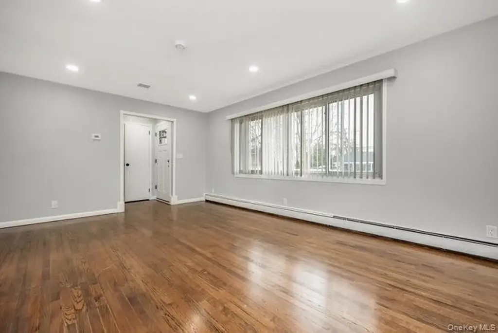 70 E Minerva Road Lindenhurst NY 11757