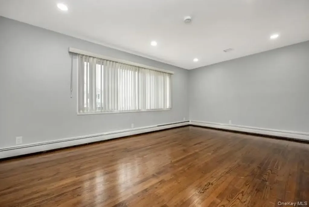 70 E Minerva Road Lindenhurst NY 11757