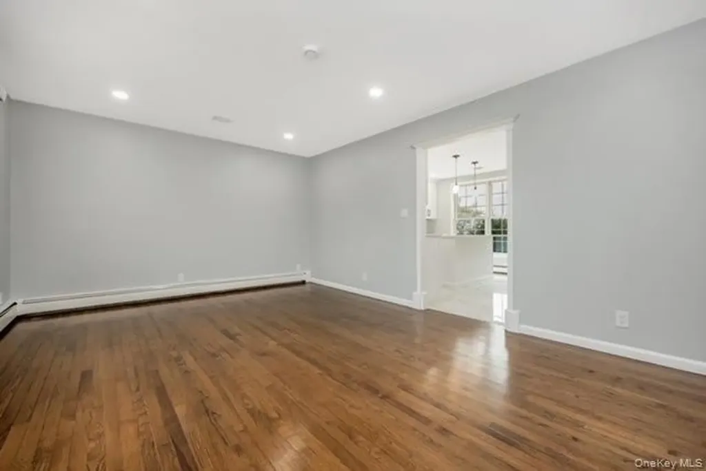 70 E Minerva Road Lindenhurst NY 11757