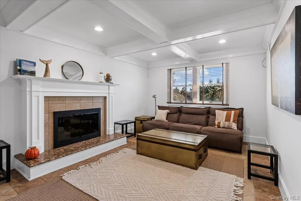 20 Alanson Lane Hampton Bays NY 11946