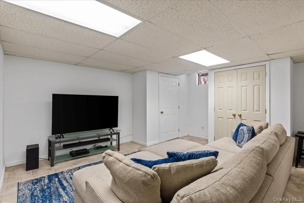 20 Alanson Lane Hampton Bays NY 11946