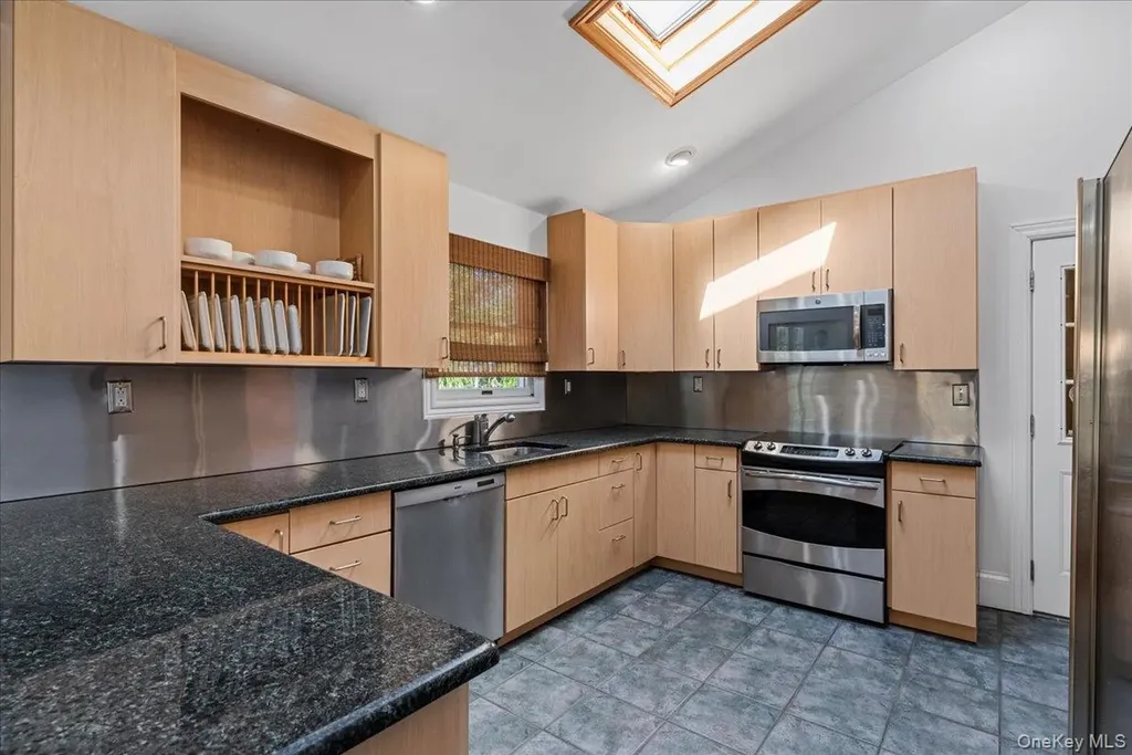 20 Alanson Lane Hampton Bays NY 11946