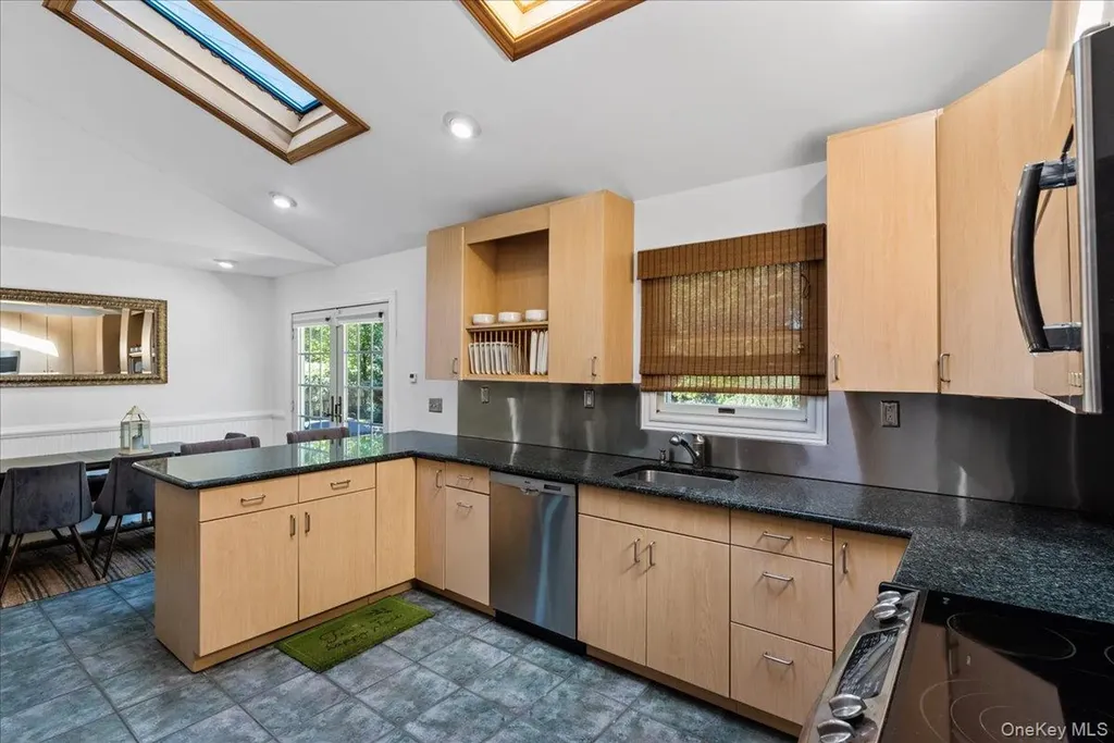 20 Alanson Lane Hampton Bays NY 11946