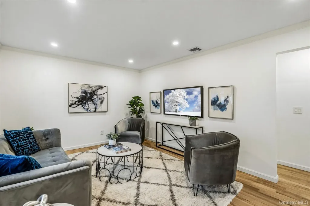 2 Mohegan Drive Massapequa NY 11758