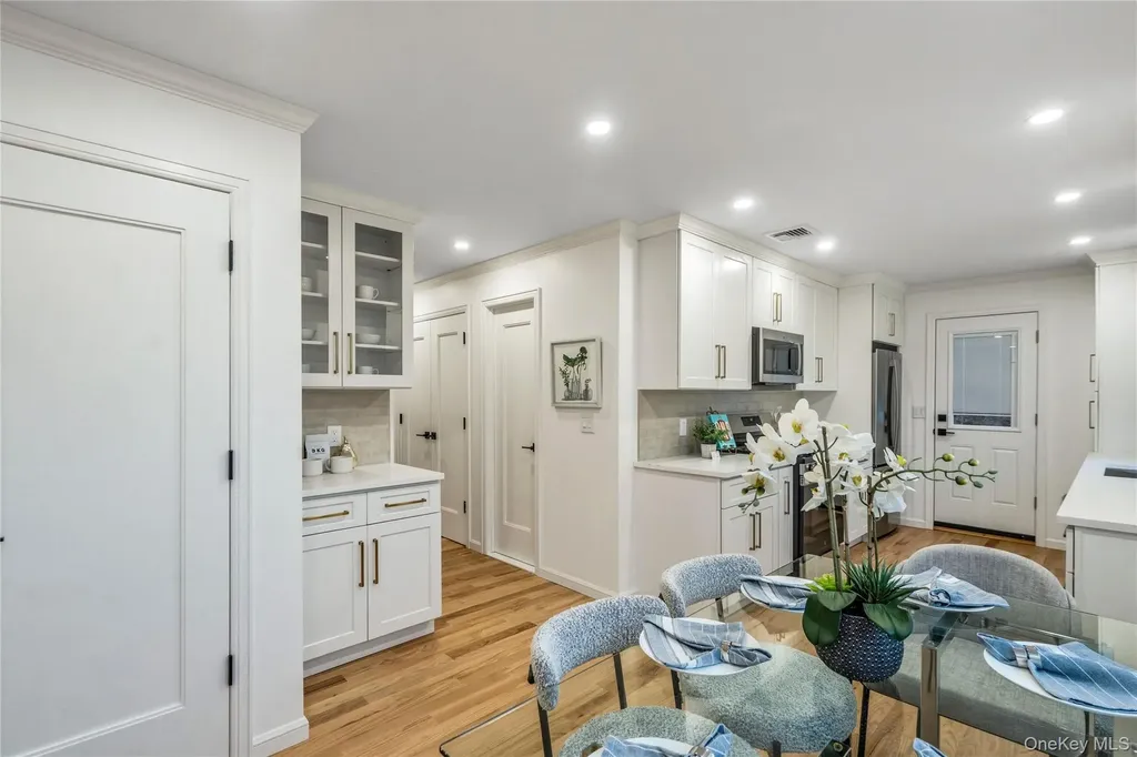 2 Mohegan Drive Massapequa NY 11758