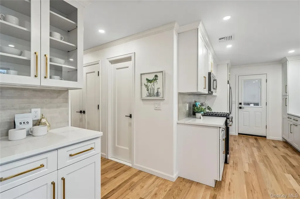 2 Mohegan Drive Massapequa NY 11758