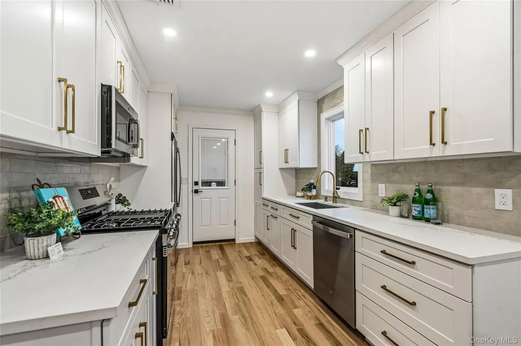 2 Mohegan Drive Massapequa NY 11758
