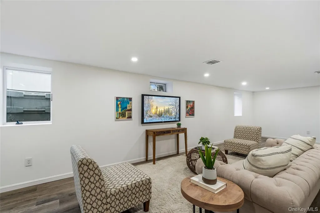 2 Mohegan Drive Massapequa NY 11758