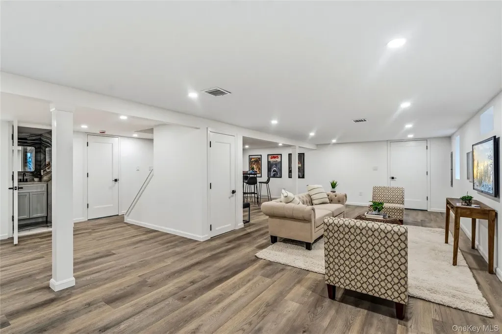 2 Mohegan Drive Massapequa NY 11758