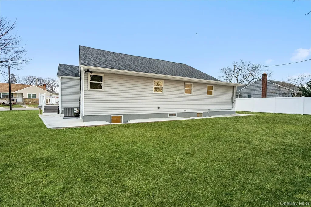 2 Mohegan Drive Massapequa NY 11758