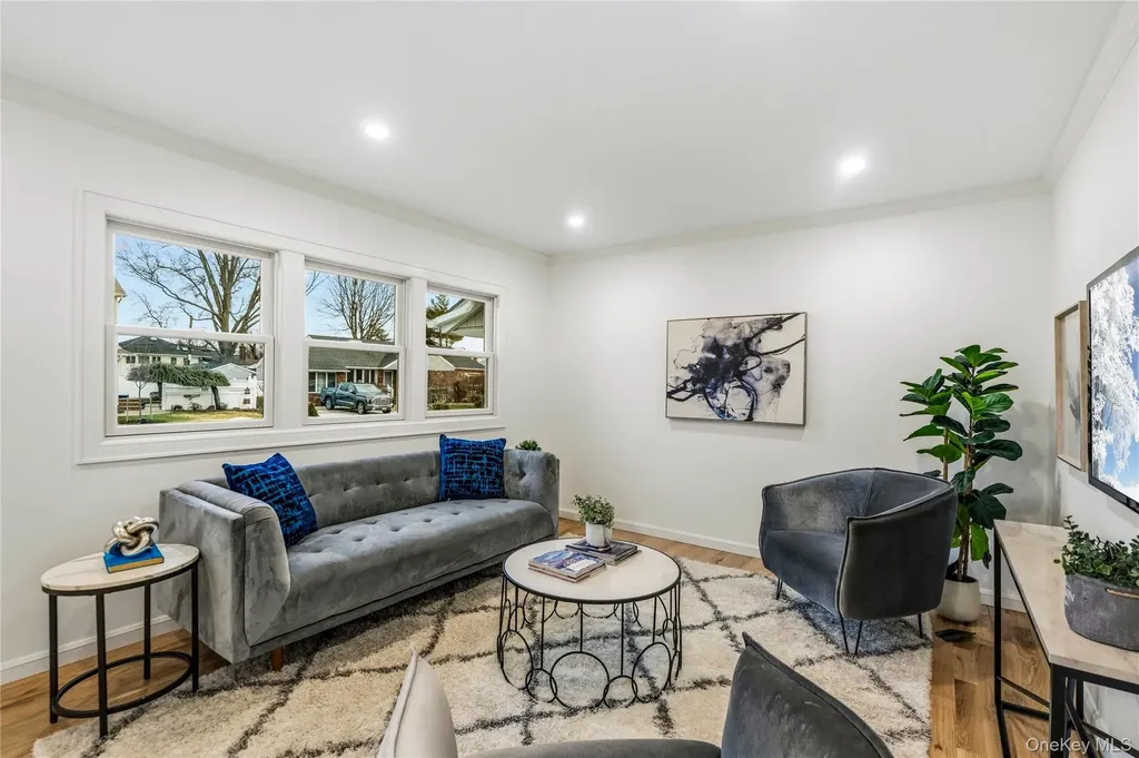 2 Mohegan Drive Massapequa NY 11758