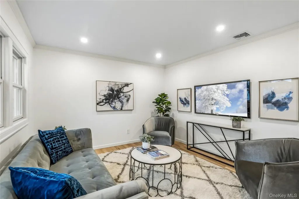 2 Mohegan Drive Massapequa NY 11758