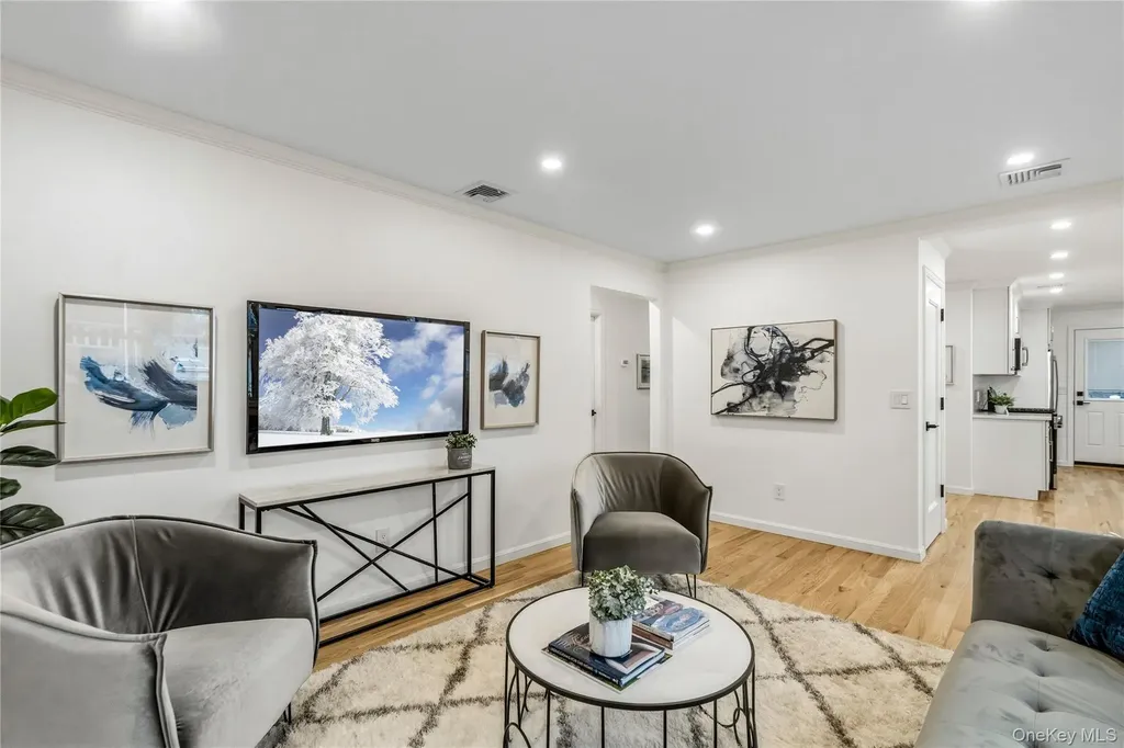 2 Mohegan Drive Massapequa NY 11758