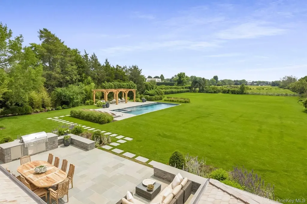571 Pauls Lane Bridgehampton NY 11932