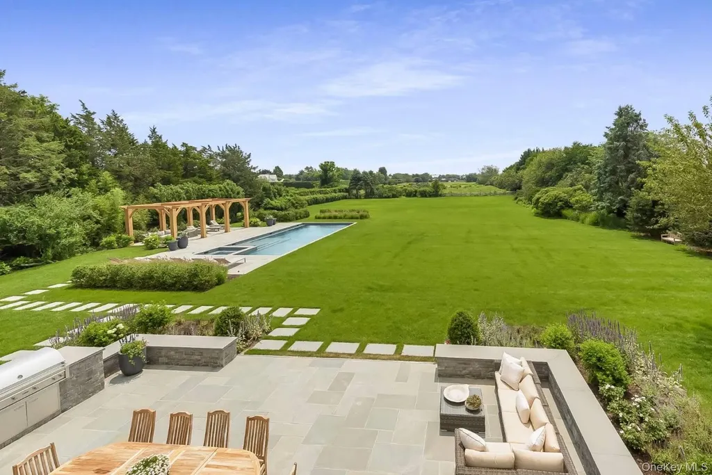 571 Pauls Lane Bridgehampton NY 11932