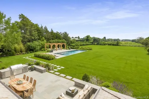 571 Pauls Lane Bridgehampton NY 11932
