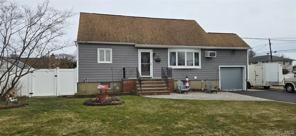 140 10th Avenue West Babylon NY 11704