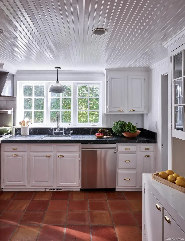 11 Sutton Road Millbrook NY 12545