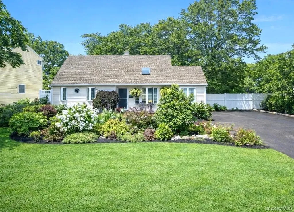628 Peter Paul Drive West Islip NY 11795