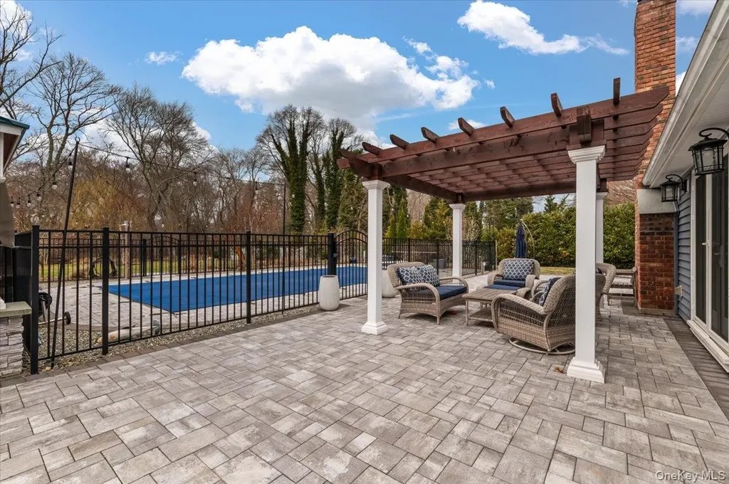 32 Branch Drive Smithtown NY 11787