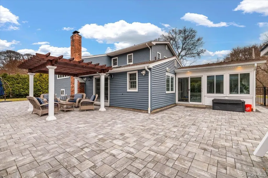 32 Branch Drive Smithtown NY 11787