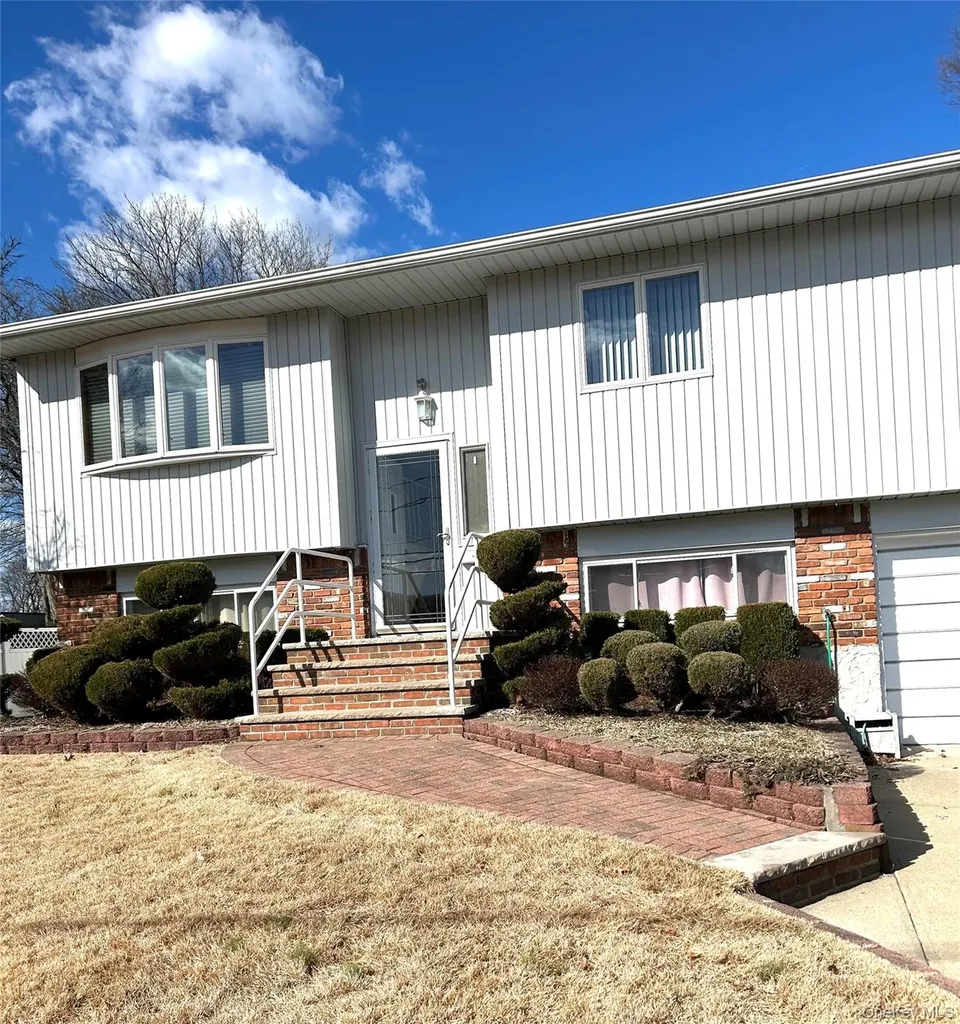 892 Pine Avenue West Islip NY 11795