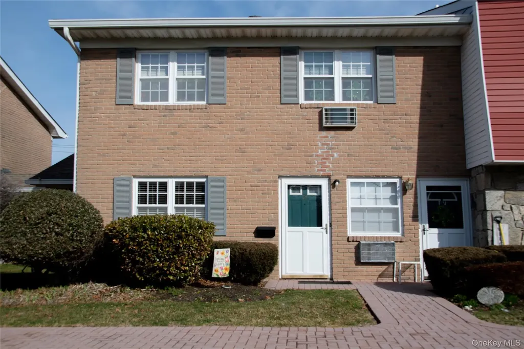 18 Springwood Drive North Babylon NY 11703