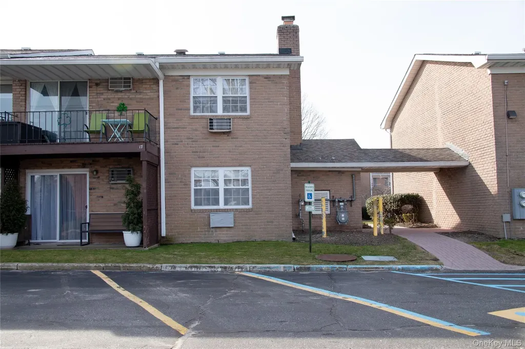 18 Springwood Drive North Babylon NY 11703