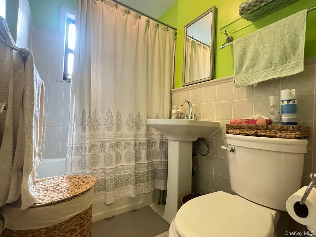 19640 67th Avenue Fresh Meadows NY 11365